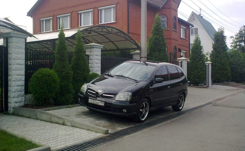 Nissan Almera Tino черная красавица