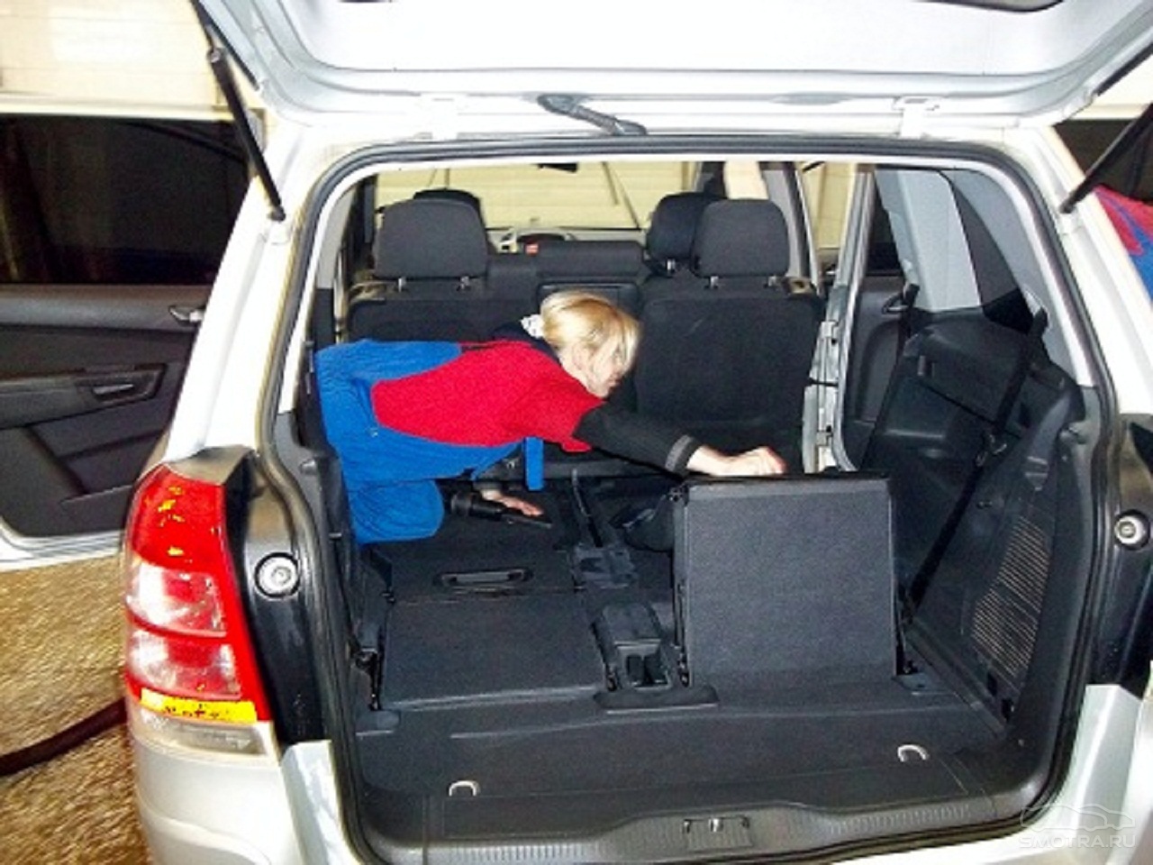 Opel zafira багажник. Спальное место в багажнике Опель Зафира б. Zafira b размер багажника. Зафира а черная багажник. Открывает багажник.