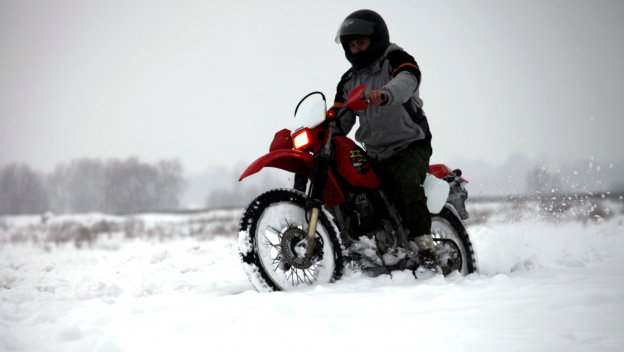 Парень на мотоцикле зима